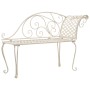 Elegante, antik-weiße Garten-Chaiselongue aus Metall mit dekorativen Details. Vintage-Look.