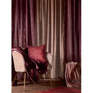 Rosa Fleece-Decke Blush Bordeaux (150x200cm) auf Sessel mit Kissen und Vorhängen im Boudoirstil.