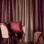 Rosa Fleece-Decke Blush Bordeaux (150x200cm) auf Sessel mit Kissen und Vorhängen im Boudoirstil.