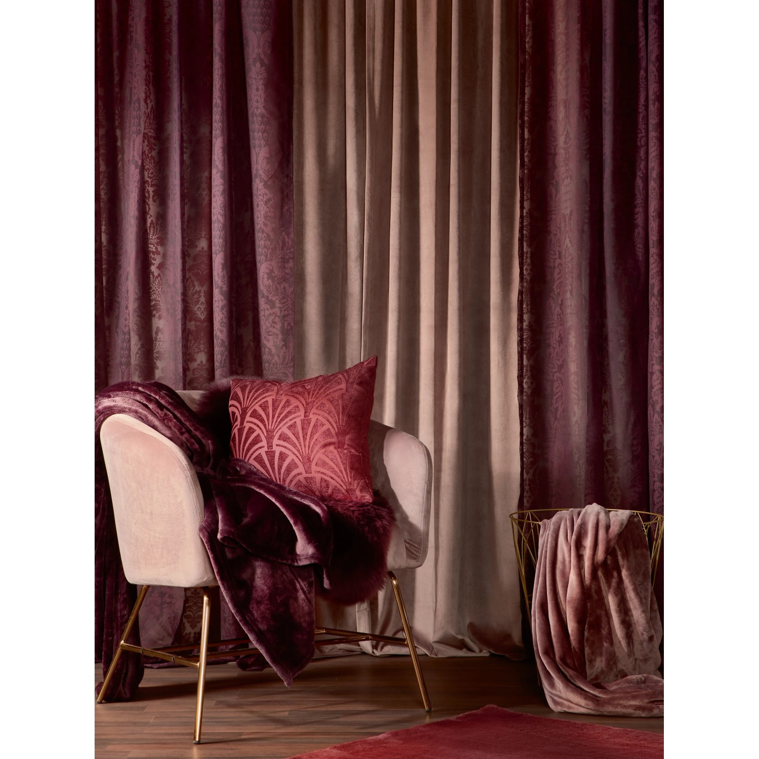Rosa Fleece-Decke Blush Bordeaux (150x200cm) auf Sessel mit Kissen und Vorhängen im Boudoirstil.