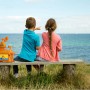 Kinder mit DieMaus Wetterstation am Meer. Wetterstation mit Windmesser, Regenmesser und Zubehör.