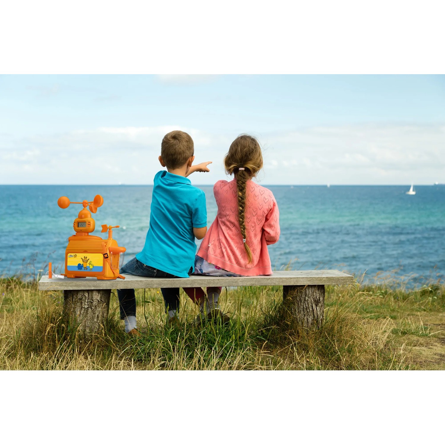 Kinder mit DieMaus Wetterstation am Meer. Wetterstation mit Windmesser, Regenmesser und Zubehör.