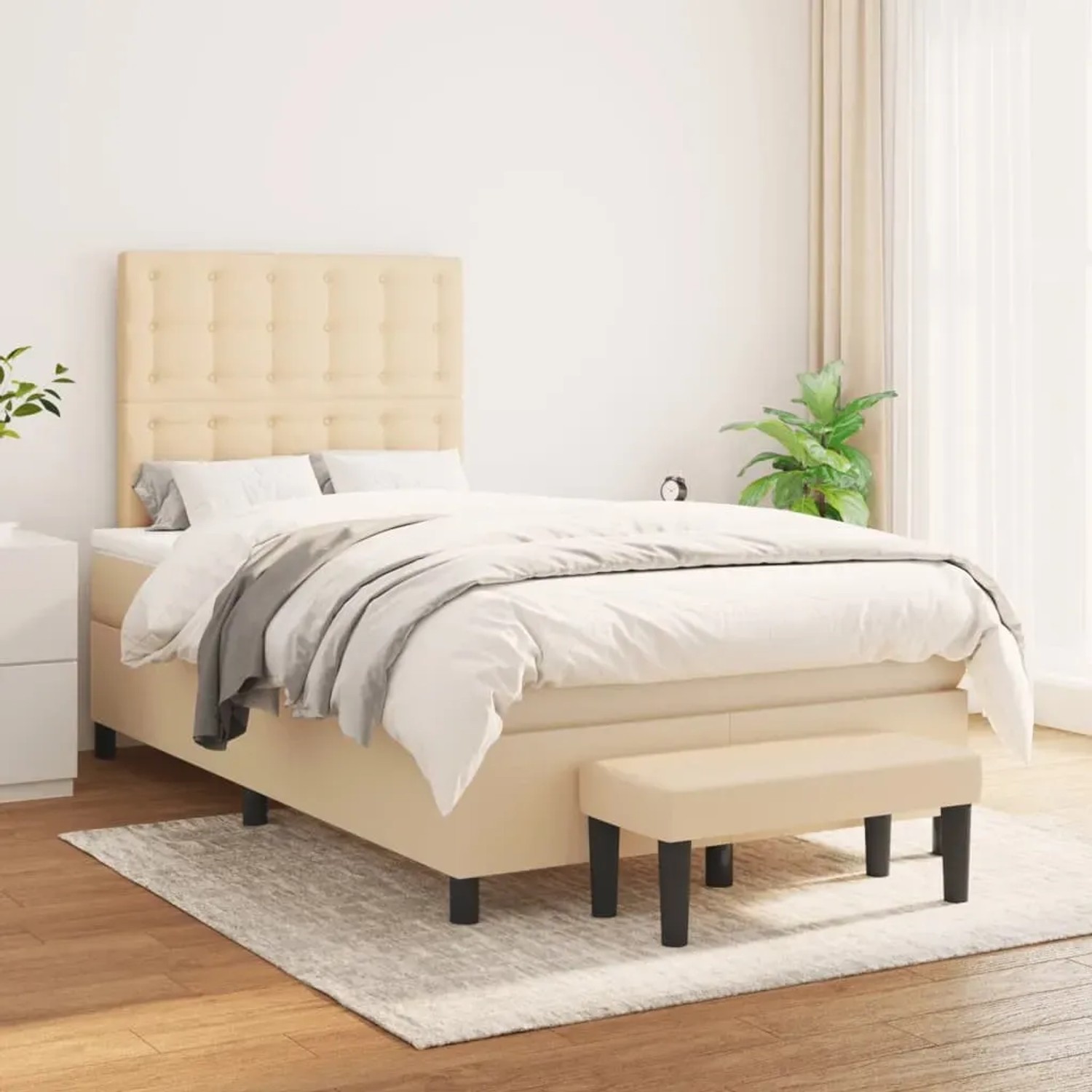 Cremefarbenes Boxspringbett (120x200 cm) mit Matratze, Kopfteil und Bank. Stoffbezug.