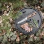 Petromax Allzweckmesser (14cm) auf Grillplatte mit Steak und Zwiebelringen. Grillutensil für Outdoor-Küche.
