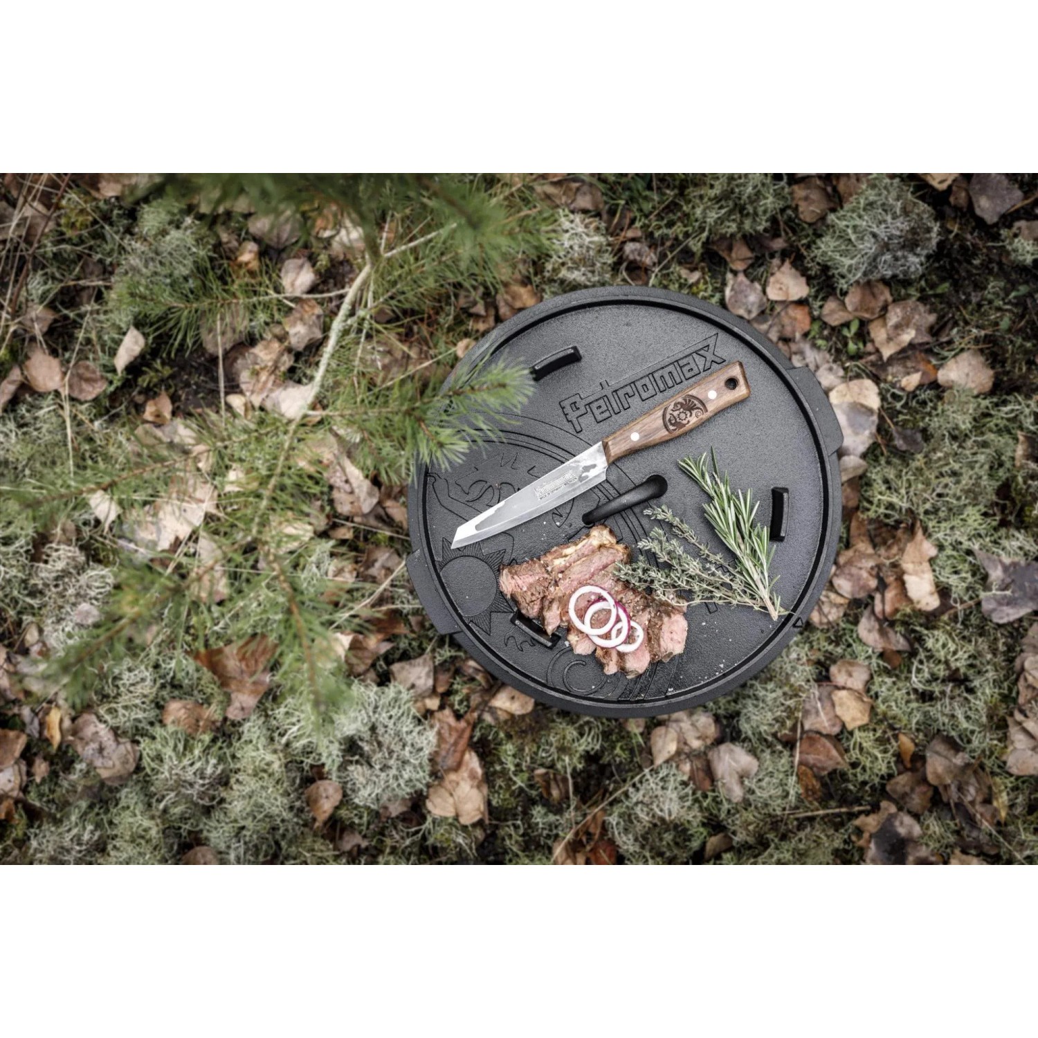 Petromax Allzweckmesser (14cm) auf Grillplatte mit Steak und Zwiebelringen. Grillutensil für Outdoor-Küche.