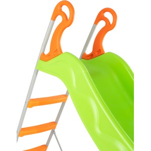 Grüne Trigano Rutsche Danou mit orangefarbenen Sprossen und Handgriffen.