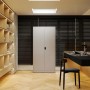 Weißer JAN NOWAK Aktenschrank TOMASZ (185x90x45 cm) im Büro. Robuster Metallschrank mit zwei abschließbaren Türen für Ordner.