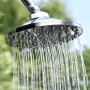 Detailaufnahme: Juskys Solardusche Victoria Regenduschkopf mit Wasserstrahl.