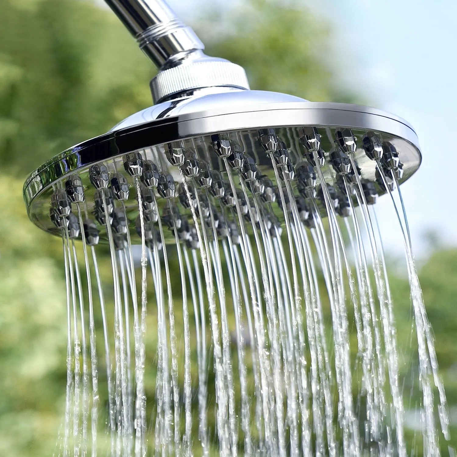 Detailaufnahme: Juskys Solardusche Victoria Regenduschkopf mit Wasserstrahl.