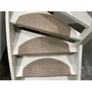 Beige Stufenmatten Natura (65x28 cm) auf einer Treppe.