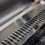 Detailaufnahme des Enders Gasgrill Monroe Pro 3 SIKR Turbo: Edelstahl-Warmhalterost und Grillrost.