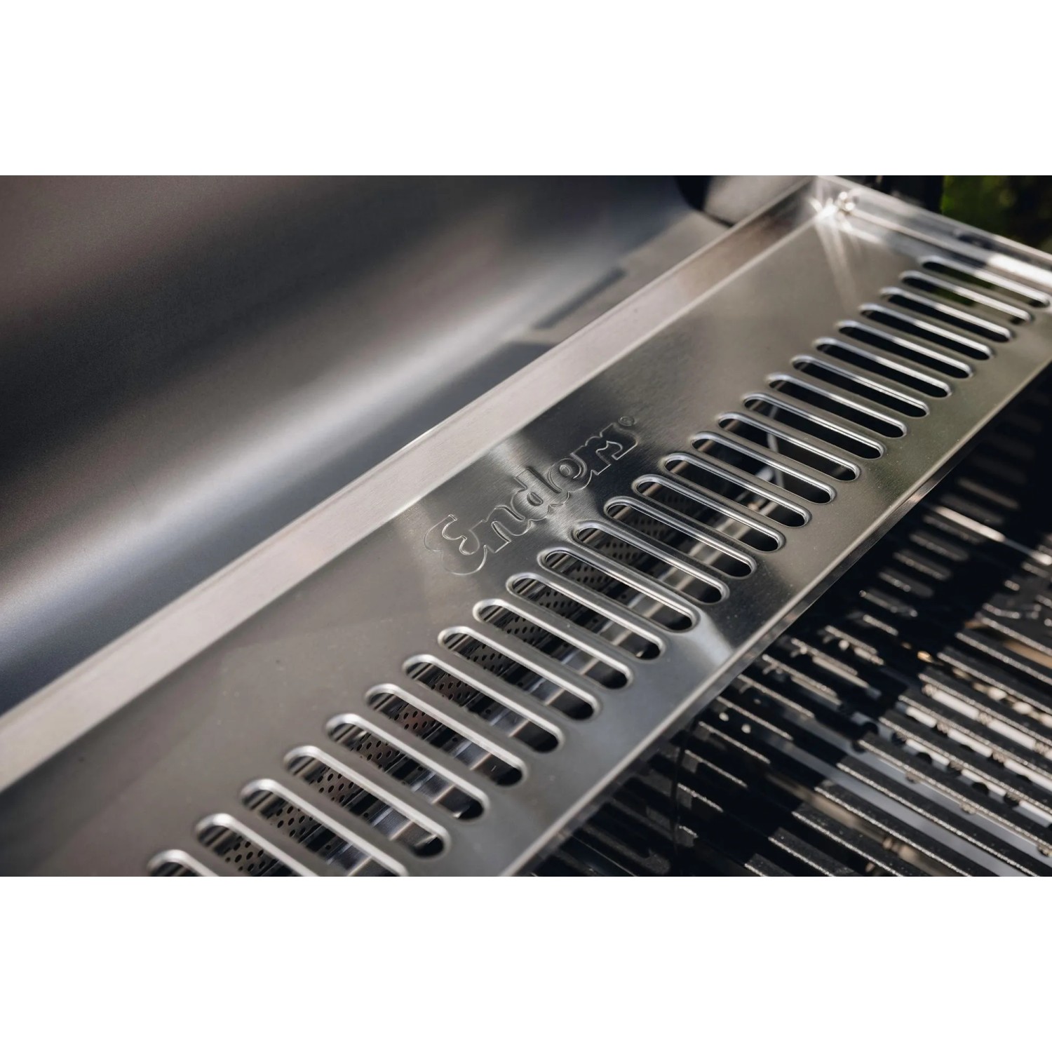 Detailaufnahme des Enders Gasgrill Monroe Pro 3 SIKR Turbo: Edelstahl-Warmhalterost und Grillrost.