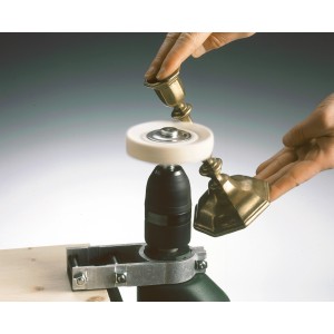 LUX Baumwollscheibe 75 mm beim Polieren eines Kerzenständers mit einer Bohrmaschine.