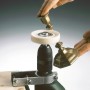 LUX Baumwollscheibe 75 mm beim Polieren eines Kerzenständers mit einer Bohrmaschine.