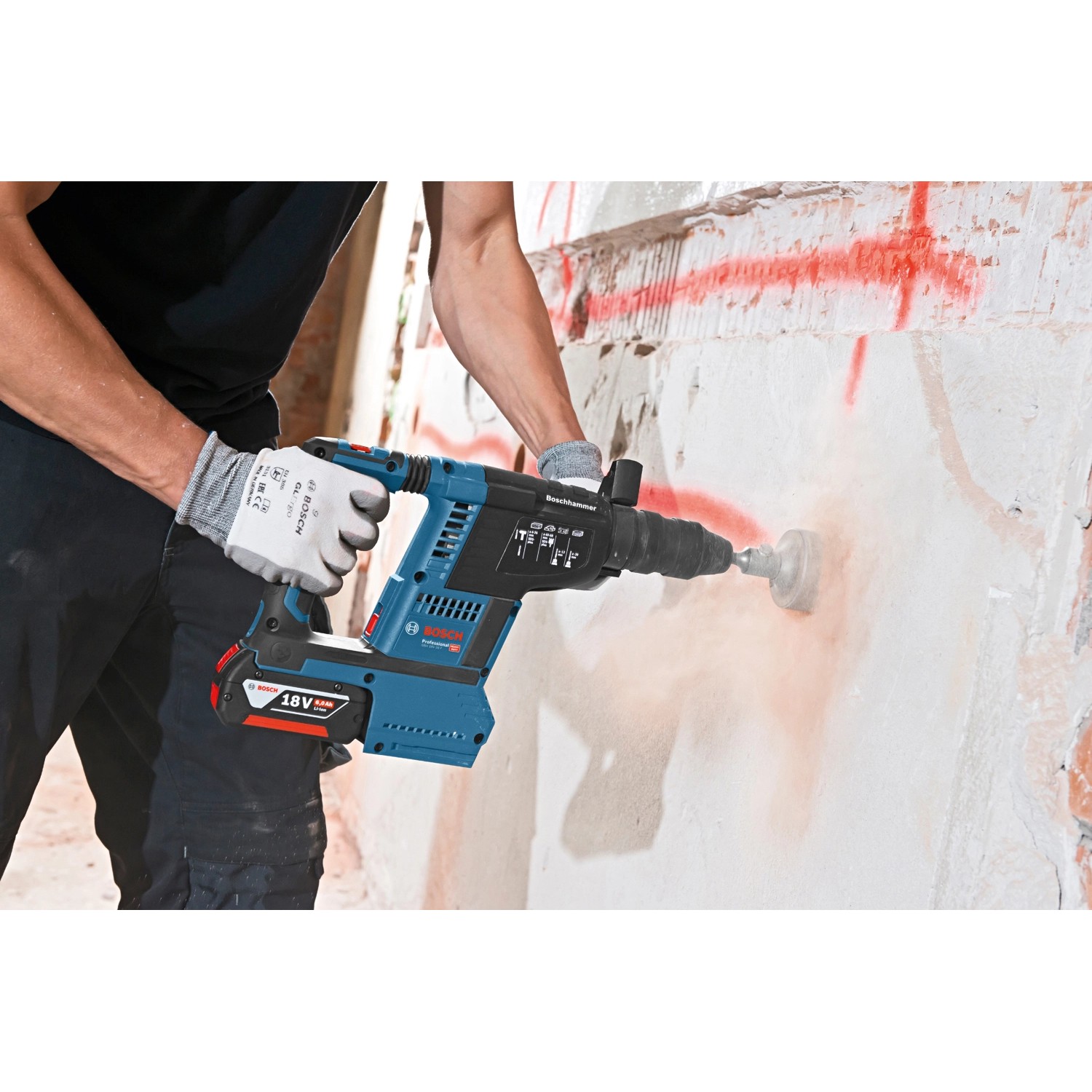 Bosch Professional GBH 18V-26F Akku-Bohrhammer mit Zubehör beim Bohren in eine Wand.