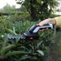 Yard Force Akku-Strauchschere im Einsatz, Teil des 6-teiligen Gartenwerkzeug-Sets.