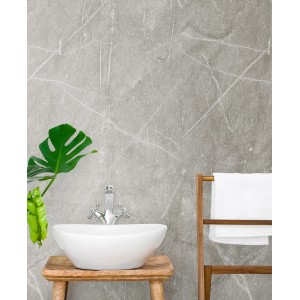 Kronoflooring Wandpaneel Rock the Wall Grey Atlantic Marble im Badezimmer mit Waschbecken und Handtuchhalter.