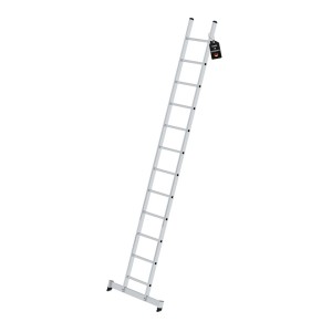 PROREGAL Anlegeleiter mit 12 Sprossen und Traverse für sicheren Stand.