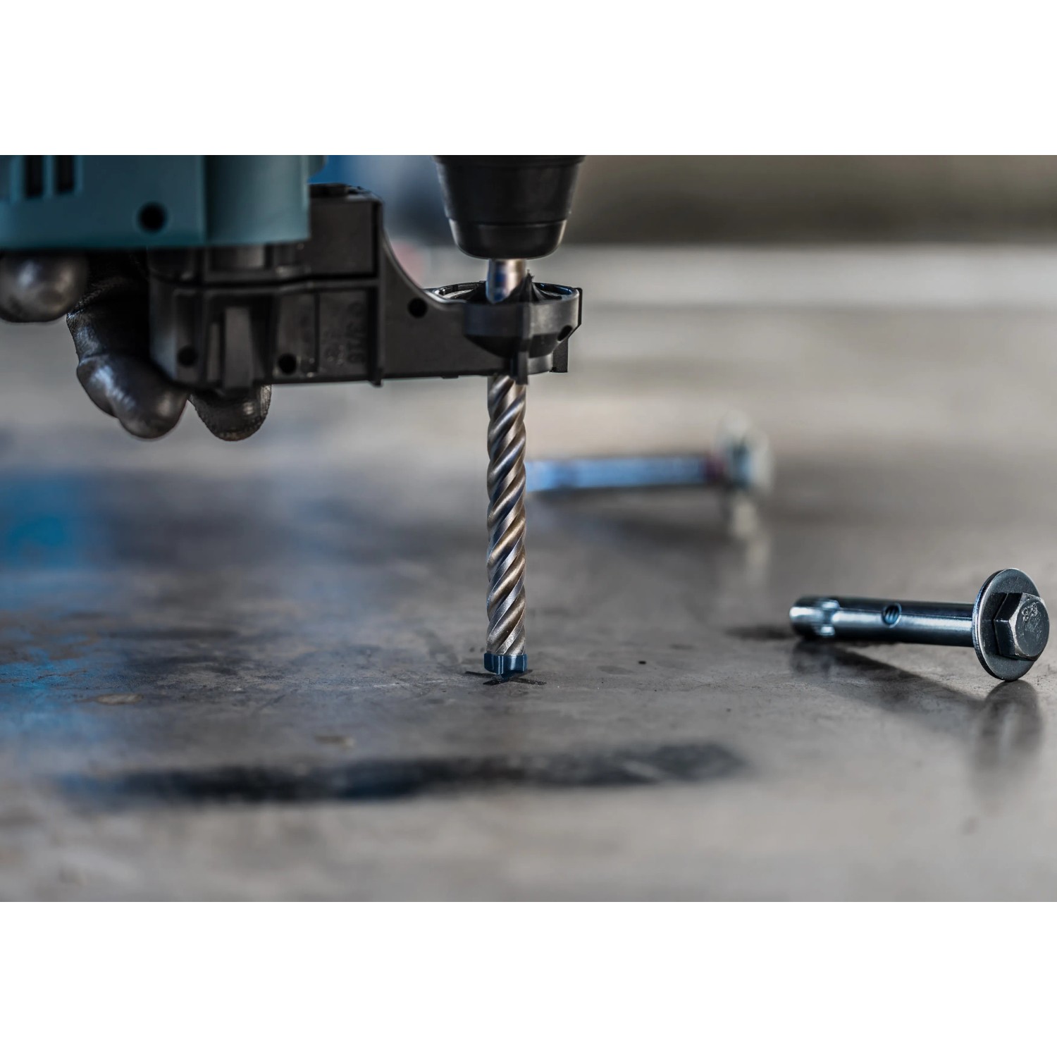 Bosch Expert Hammerbohrer SDS Plus-7X (8mm) im Einsatz beim Bohren in Beton.