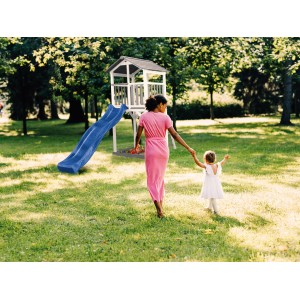 Axi Beach Tower Spielturm mit blauer Rutsche im Garten, Mutter und Kind im Vordergrund.