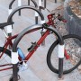 Basi Faltschloss ZR 314 am Fahrrad befestigt. Das Fahrrad ist an einem Fahrradständer angeschlossen.