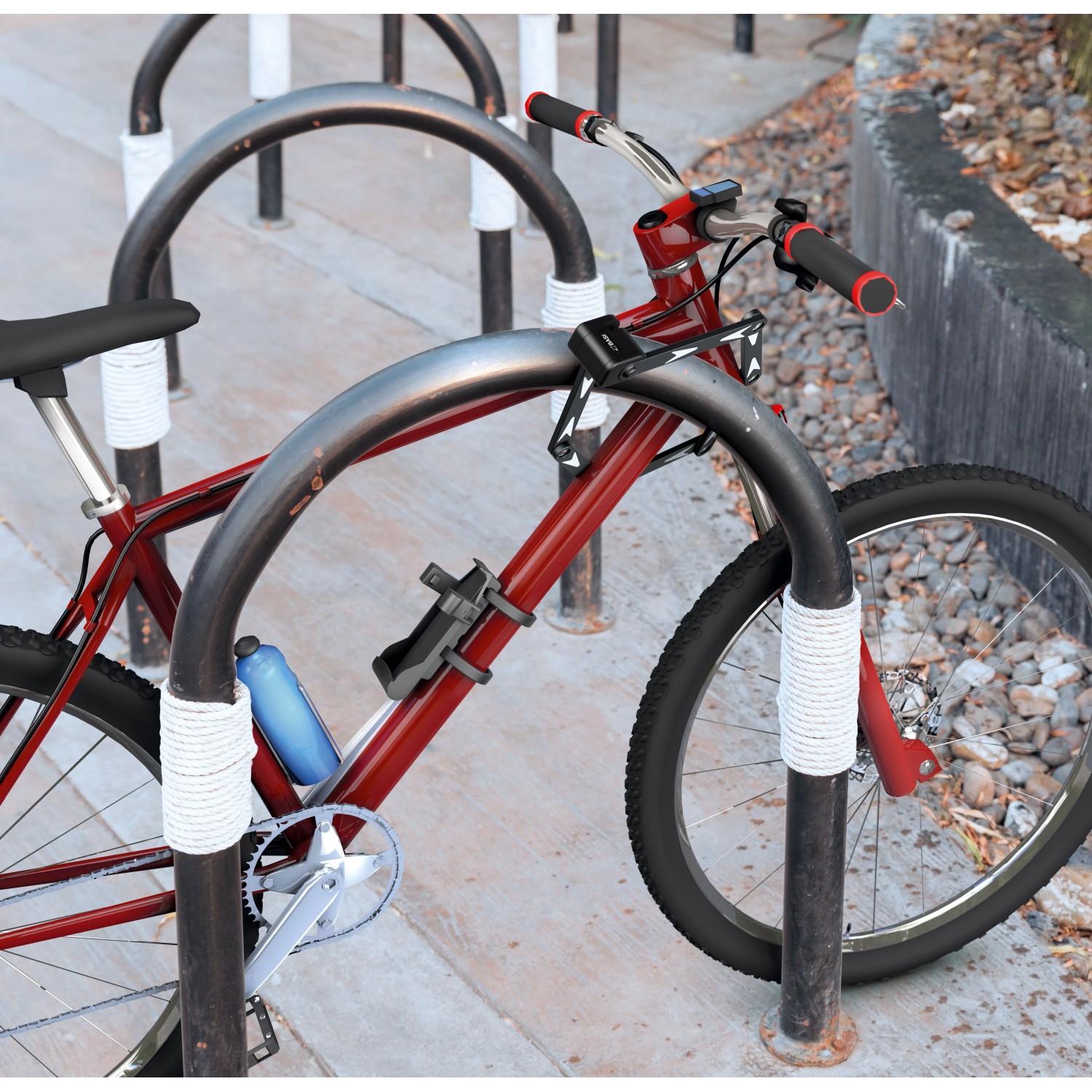 Basi Faltschloss ZR 314 am Fahrrad befestigt. Das Fahrrad ist an einem Fahrradständer angeschlossen.