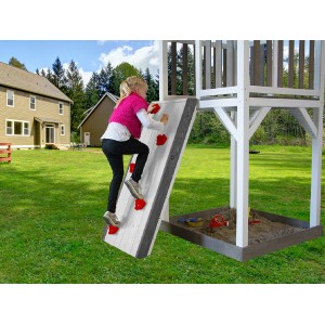 Kind klettert an der weißen Sunny Spielhaus Kletterwand mit roten Griffen im Garten.