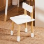 Weißer Kinderstuhl aus Holz mit weißer Sitzfläche und Rückenlehne, Holzbeine mit weißen Füßen. Kindersitzgruppe.