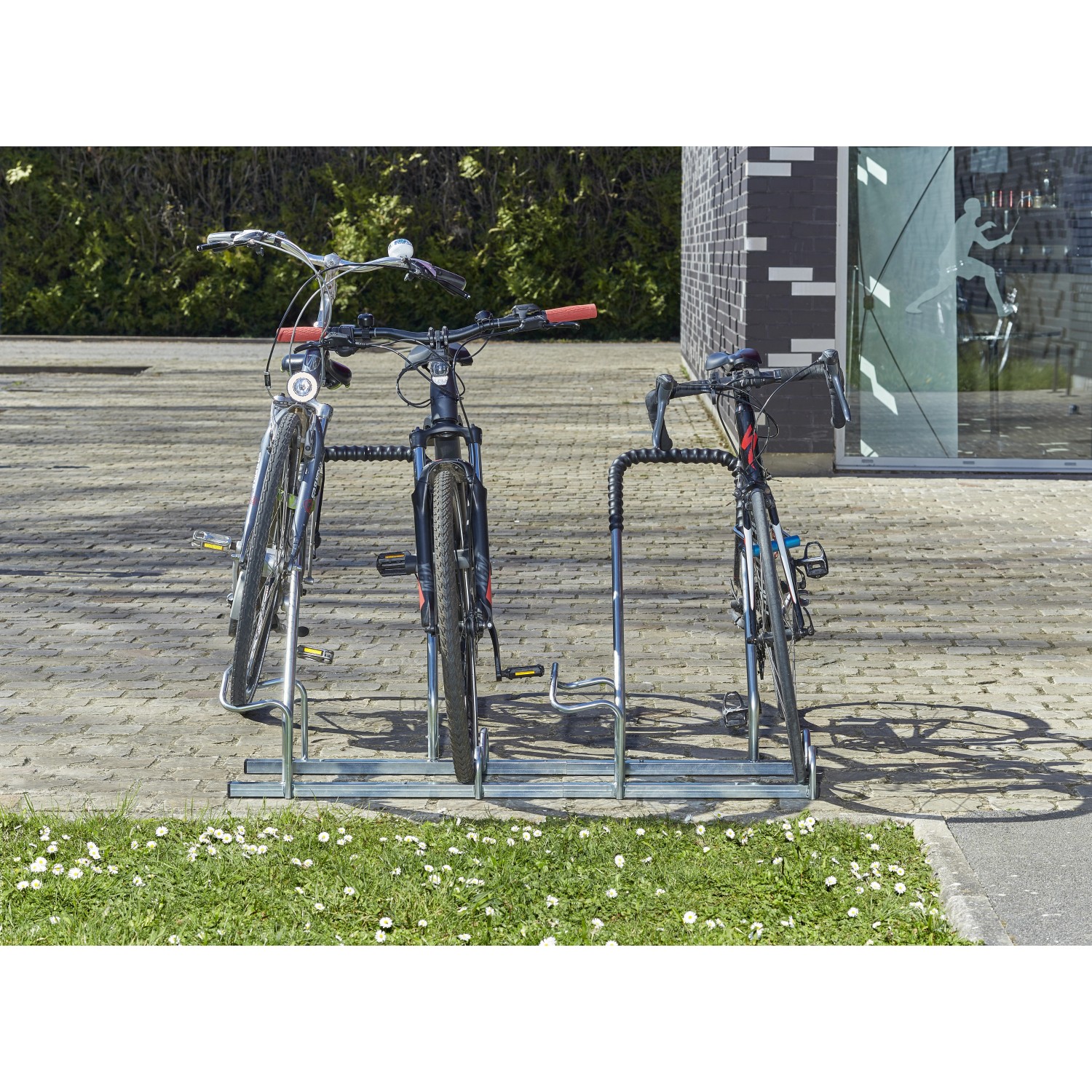 Mottez Fahrradständer Basismodell für 2 Fahrräder, Stahl, mit Fahrrädern.