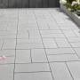 Verlegte, graue Kann Vero Maxx Pflastersteine (40x20x7,5 cm) im Rechteck- und Quadratmuster.