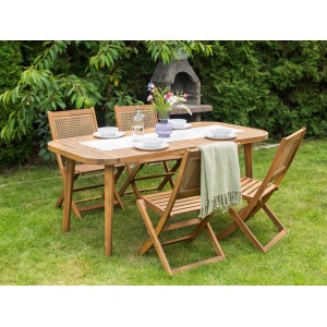 Beliani Gartentisch PARAGGI, heller Holzfarbton, 180x90 cm, mit Stühlen im Garten.