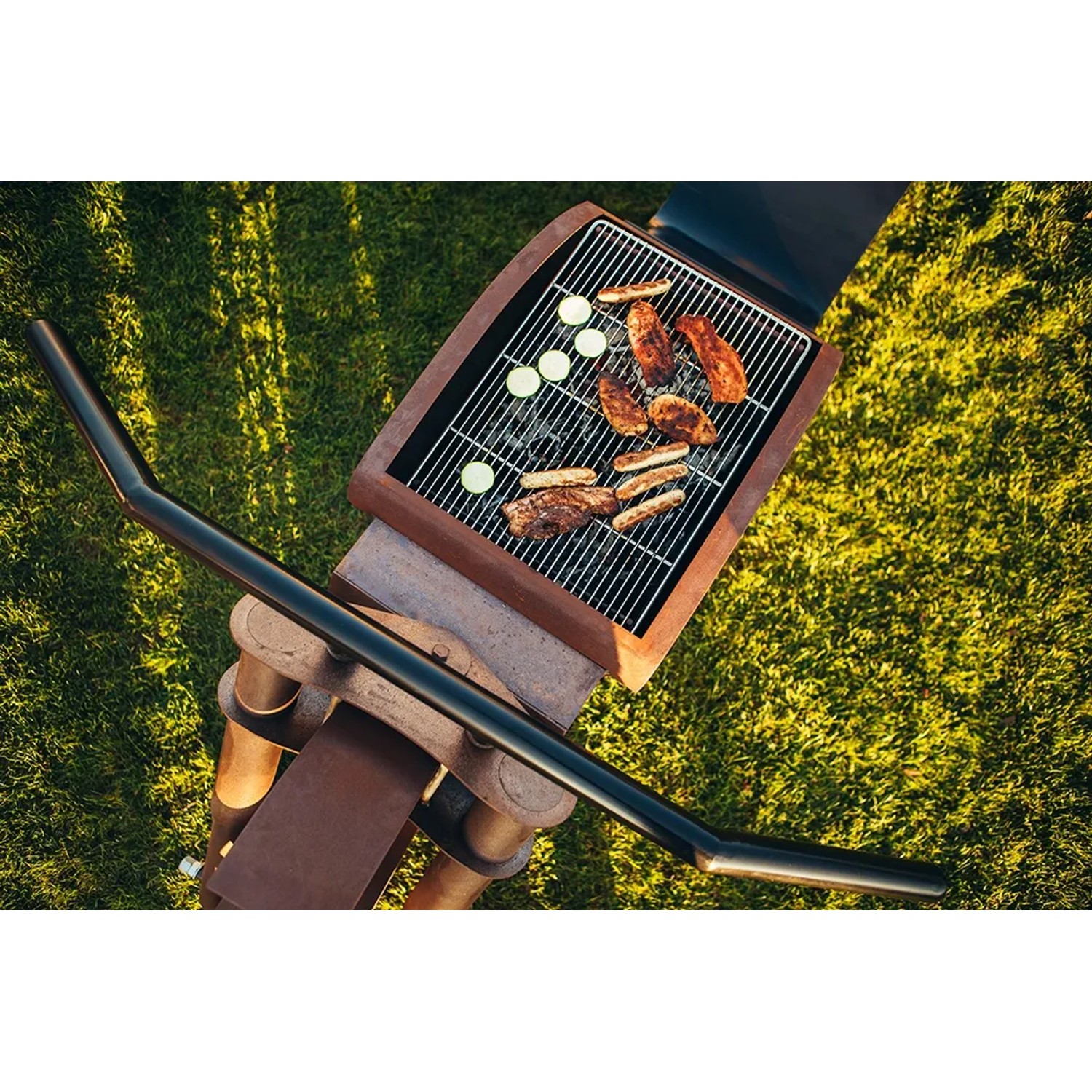 Ferrum Art Design Grillstelle Motorrad in Rostoptik mit Grillgut auf dem Rost.