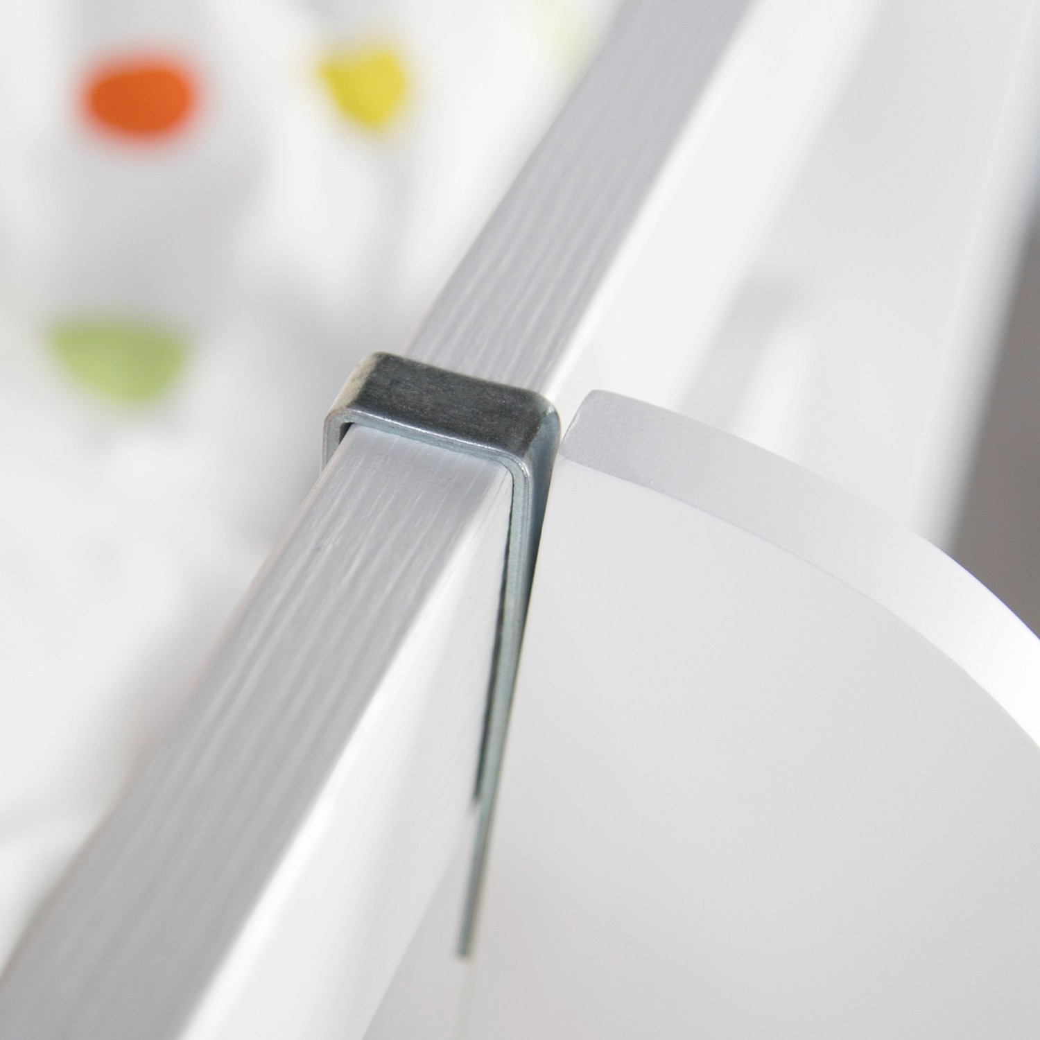 Detailaufnahme der Einhängung des weißen Homestyle4u Hängeregals am Kinder Hochbett.