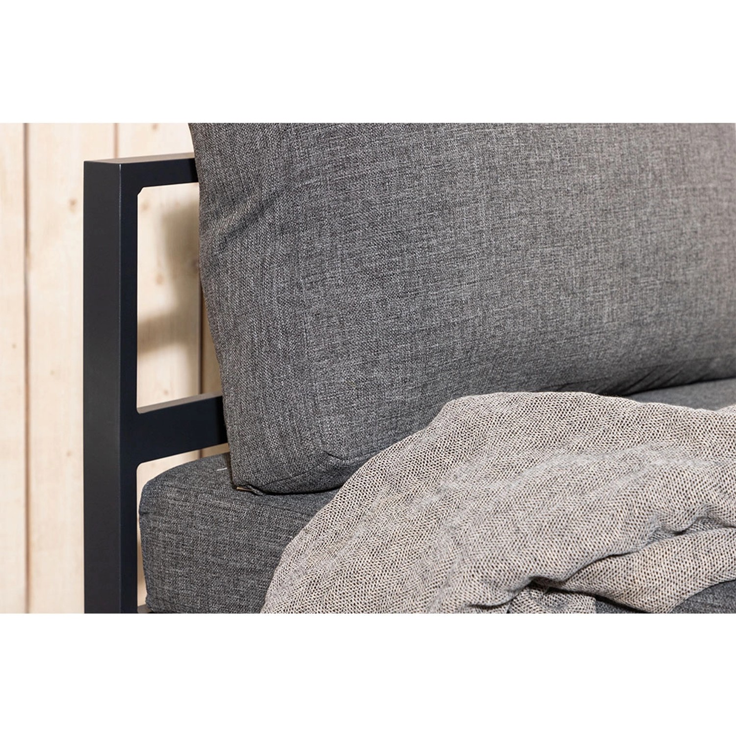 Detailaufnahme: Schwarzes ebuy24 Copacabana Gartensofa Mittelsegment mit grauen Polstern.