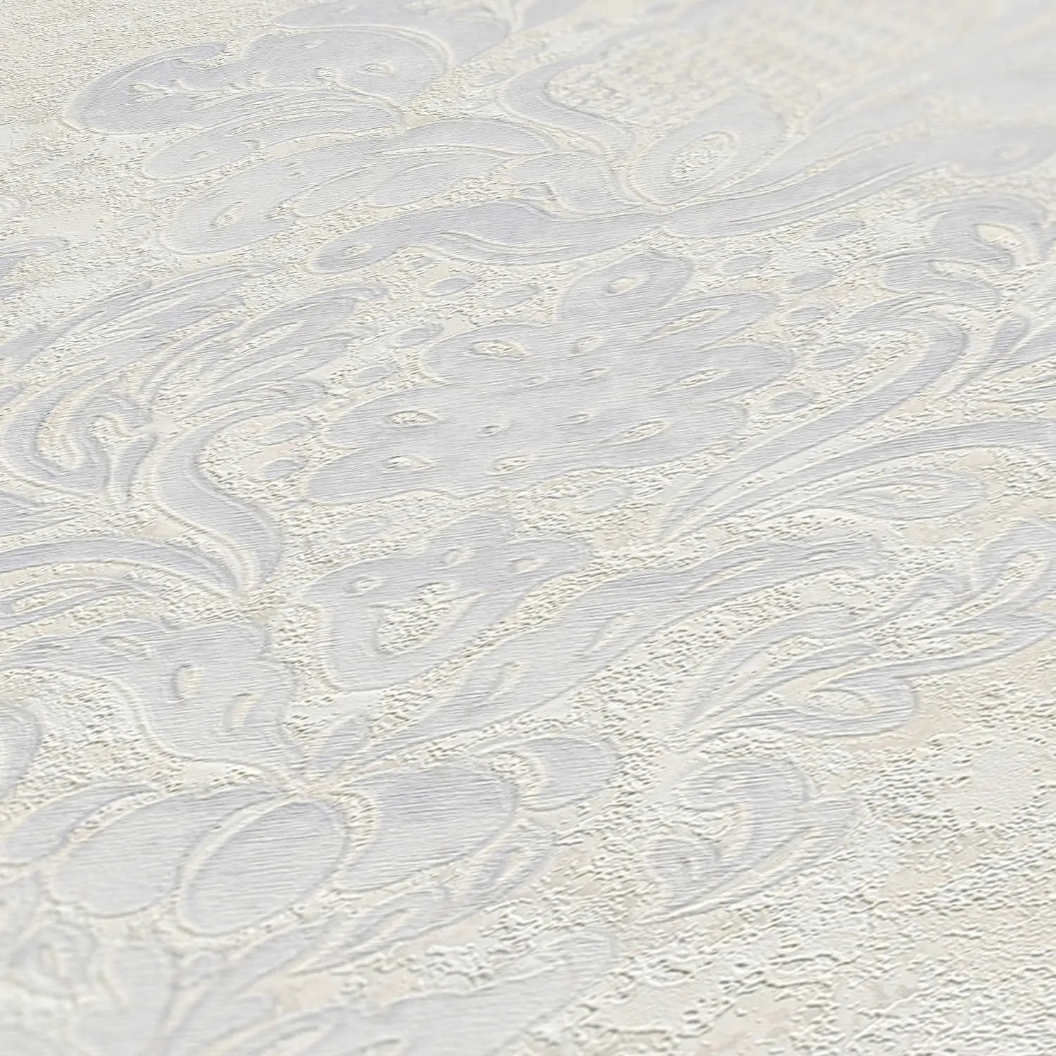 Weiße Vliestapete mit erhabenem, strukturiertem Barock-Ornamentmuster. Dekorative Tapete für stilvolle Wände.