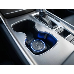 Technaxx Secure Drive Mini TX-387 im Getränkehalter, ein Straßenverkehrswarner in Schwarz.