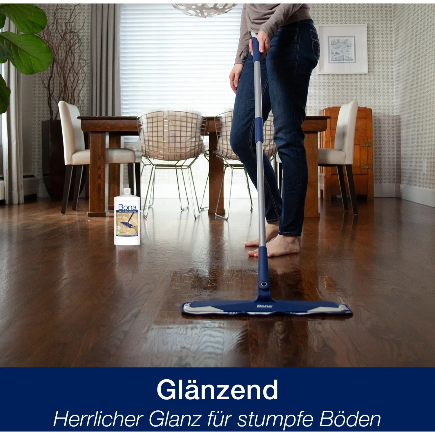 Frau pflegt Parkett mit Bona Parkett Polish Glänzend 1 l. Holzpflege für glänzende Böden.