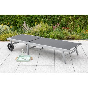 Schwarze Merxx Aktionsliege Tessin mit Rädern und verstellbarer Rückenlehne.