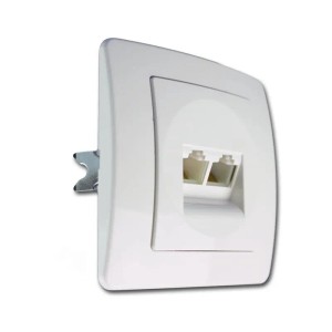 Weiße TEM EKONOMIK 2-fach RJ45 Netzwerkdose Cat5e für Unterputzmontage. Elegantes Schalterprogramm mit zwei Anschlüssen.