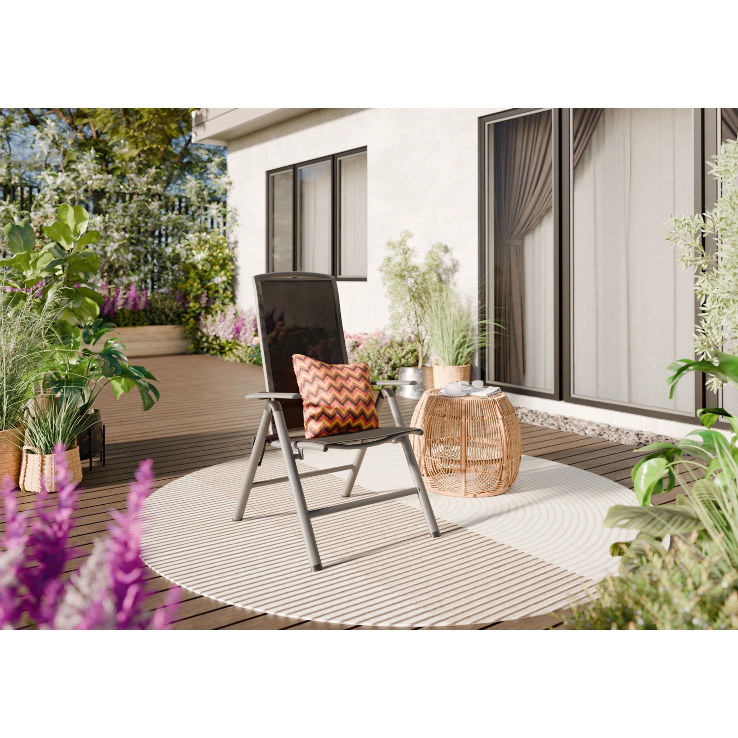 Verstellbarer Klappsessel Welsby, Aluminium, anthrazit-grau, mit Armlehnen, auf Terrasse.