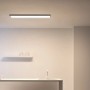 Rechteckiges, schwarzes WiZ LED-Panel (119,5x29,5cm) an Zimmerdecke. Smarte Leuchte mit tunable white Funktion.