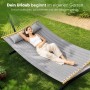 Frau entspannt in grauer, gepolsterter Doppelhängematte mit Kissen und Bambus-Spreizstäben im Garten. Ideal für 2 Personen.