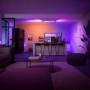 Wohnraum mit Philips Hue Centris LED-Deckenleuchte, die farbiges Licht erzeugt.