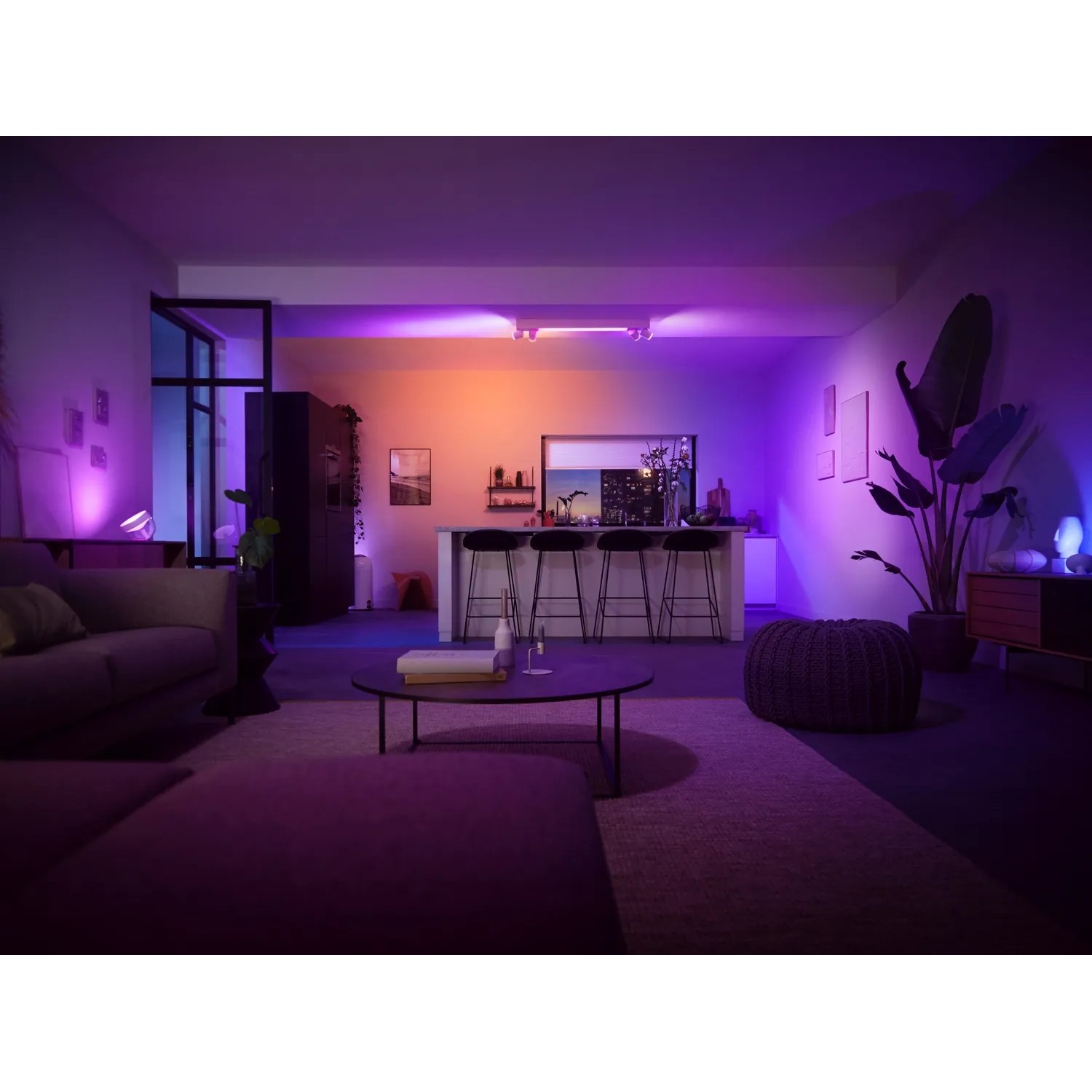 Wohnraum mit Philips Hue Centris LED-Deckenleuchte, die farbiges Licht erzeugt.