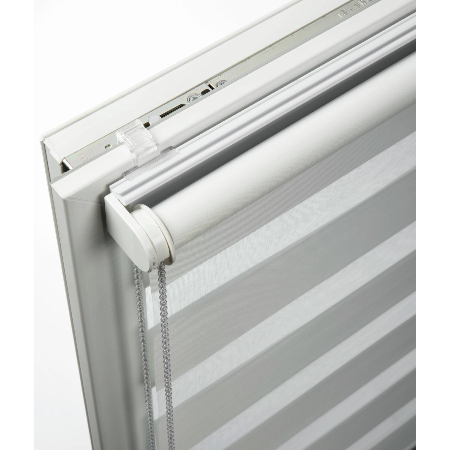 Schöner Wohnen Doppelrollo Tilda, 60x150 cm, Weiß. Detailaufnahme des Rollos mit Kettenzug.