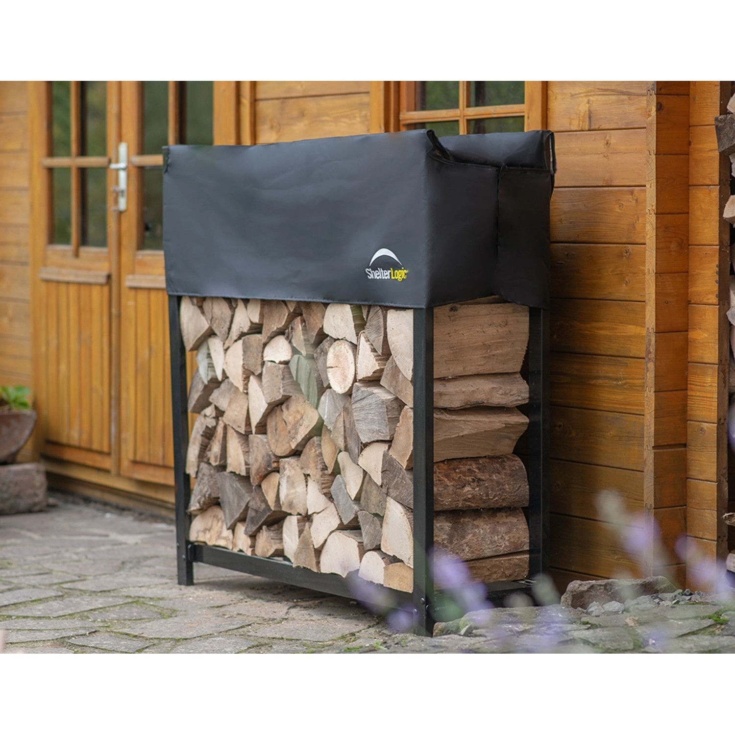 ShelterLogic Kaminholzregal 120cm mit Wetterschutz, gefüllt mit Holzscheiten.