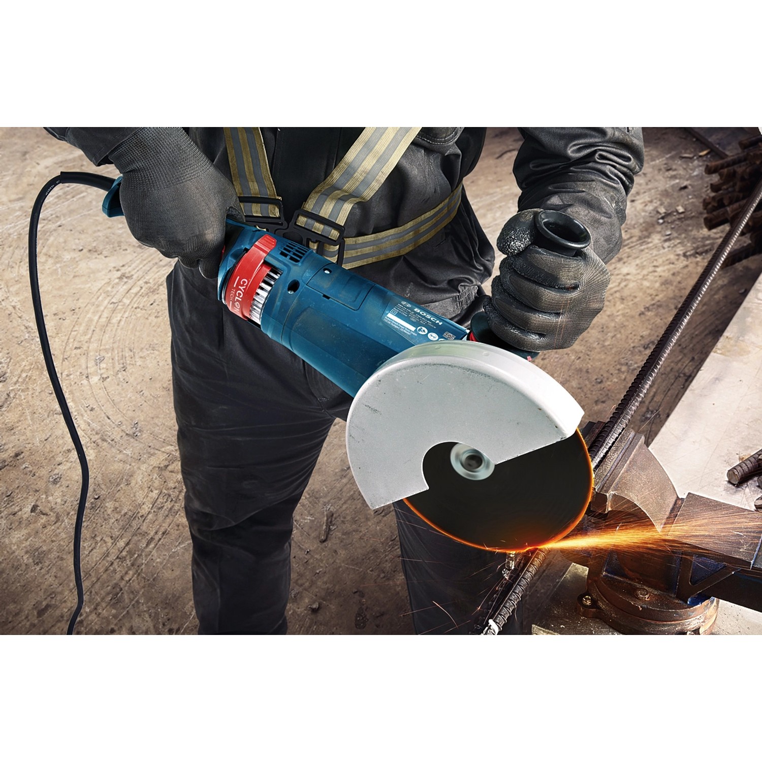 Bosch Professional Winkelschleifer GWS 24-230 JZ im Einsatz beim Schleifen von Metall, Funken fliegen.