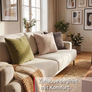 Grünes Deco-Raum Dekokissen 45x45 cm auf hellem Sofa, umgeben von weiteren Kissen und einer Decke.