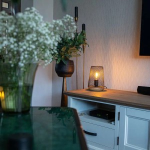 QAZQA Design Tischlampe Bosk schwarz mit Holzfuß, Netzschirm, warmes Licht auf Kommode im Wohnzimmer.