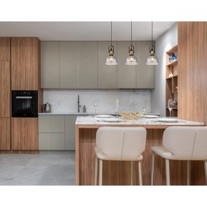 Globo Pendelleuchte Dorothea, 3-flammig, schwarz mit Glasschirmen über einer Kücheninsel.